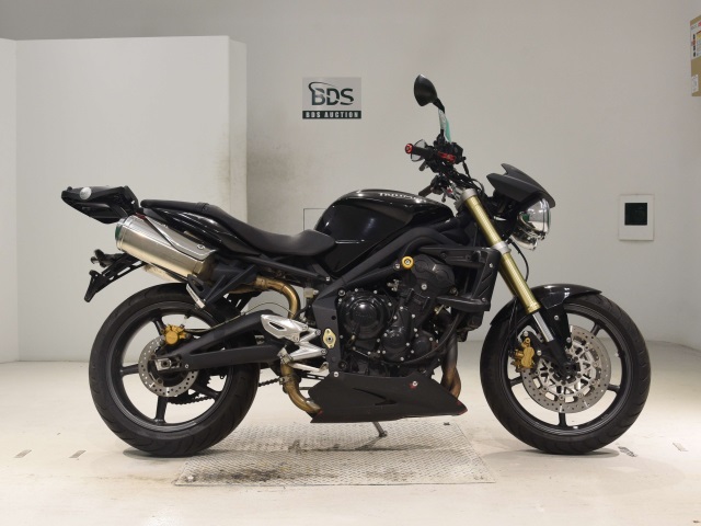 Triumph STREET TRIPLE
