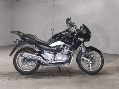 Suzuki GSR250S