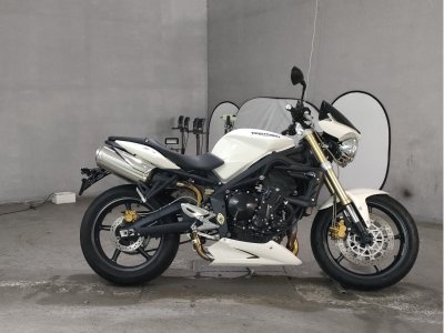 Triumph STREET TRIPLE