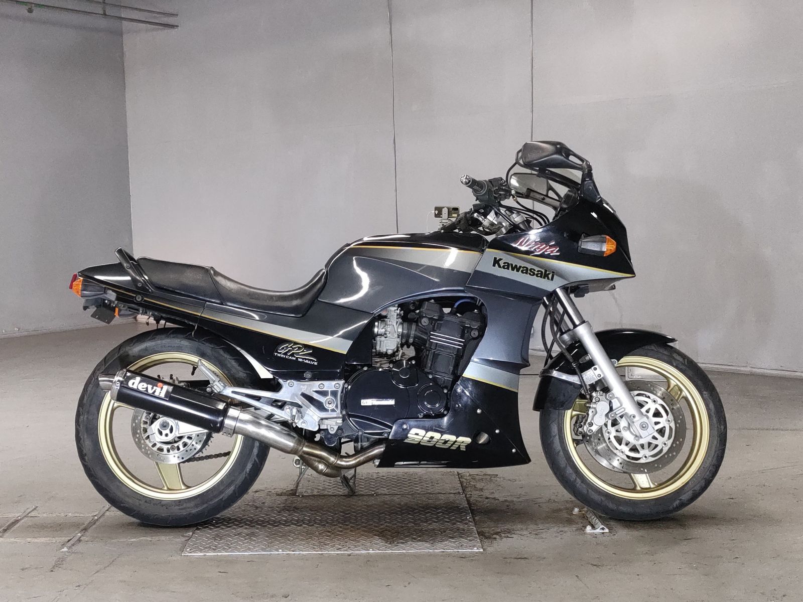 Kawasaki GPZ900R 1991