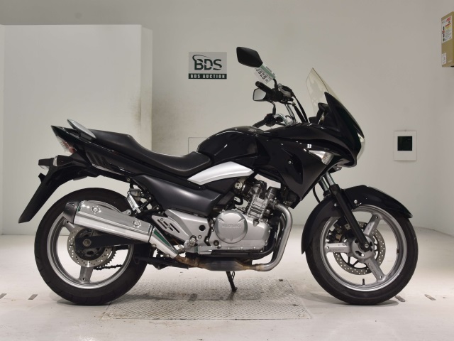 Suzuki GSR250S