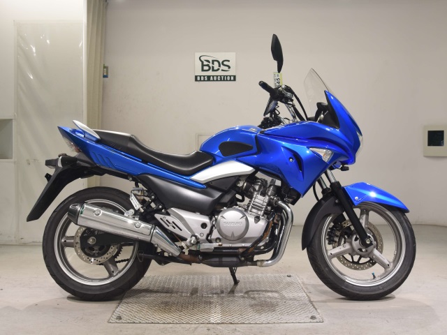 Suzuki GSR250S