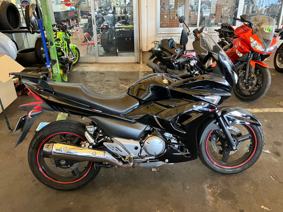 Suzuki GSR250S