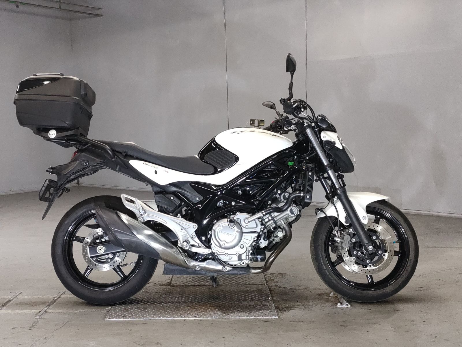 Suzuki GLADIUS SFV400 2015