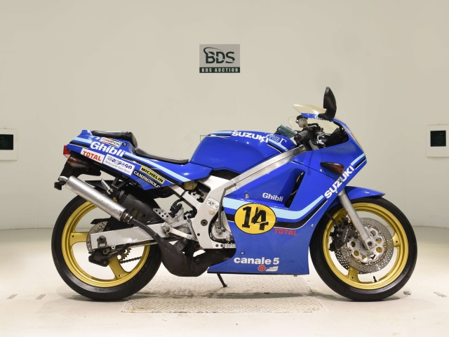 Suzuki RGV250 GAMMA