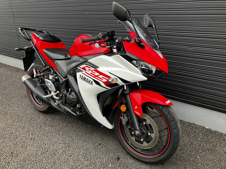 Yamaha YZF-R25A 2015